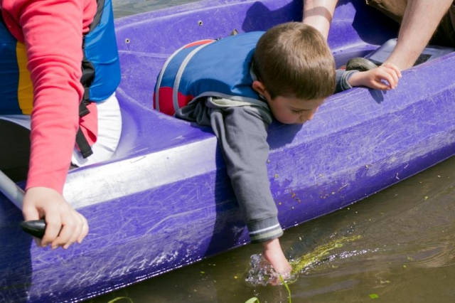  Paseo en piragua en familia por los 80